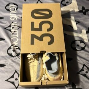 2020
Yeezy Boost 350 V2 'Linen' Size 11 worn once. Outside.